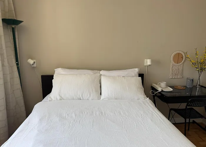 Private Queen Room In Downtown Toronto,15 Mins To Cn Tower, Steps To Subway