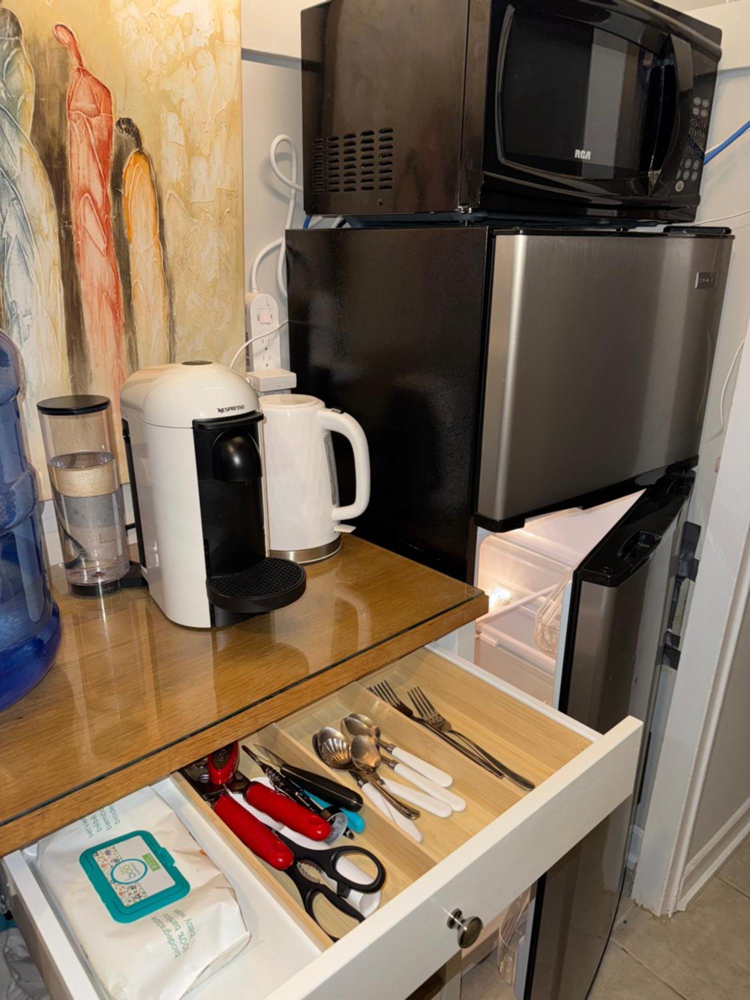 Homestay Private Queen In Downtown Toronto,15 Mins To Cn Tower, Steps To Subway *