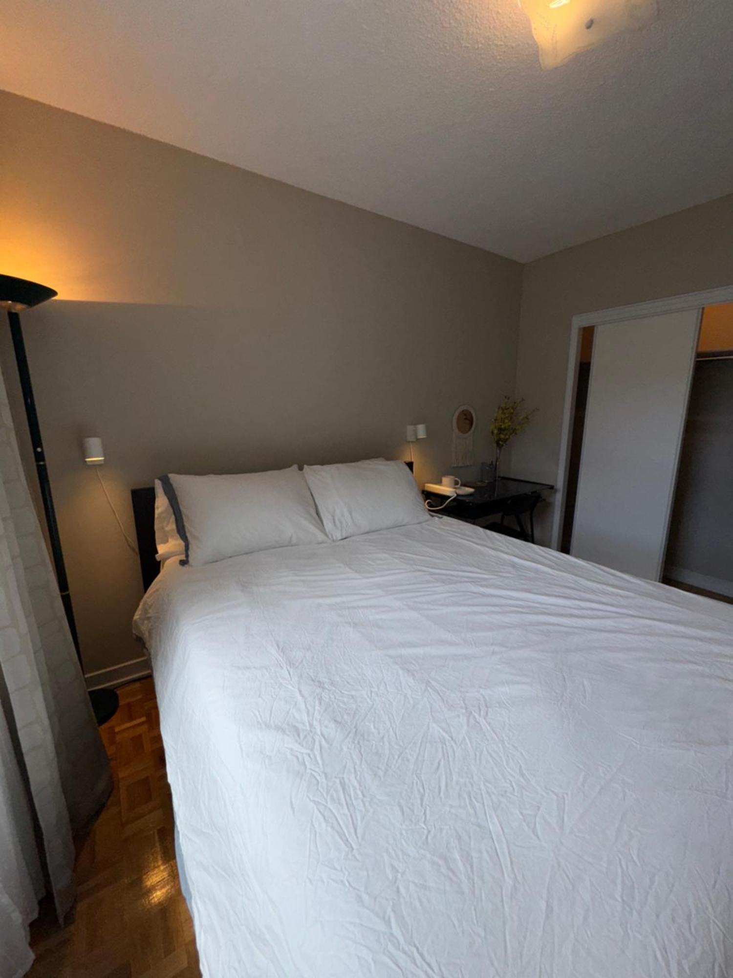 Private Queen In Downtown Toronto,15 Mins To Cn Tower, Steps To Subway Homestay Toronto