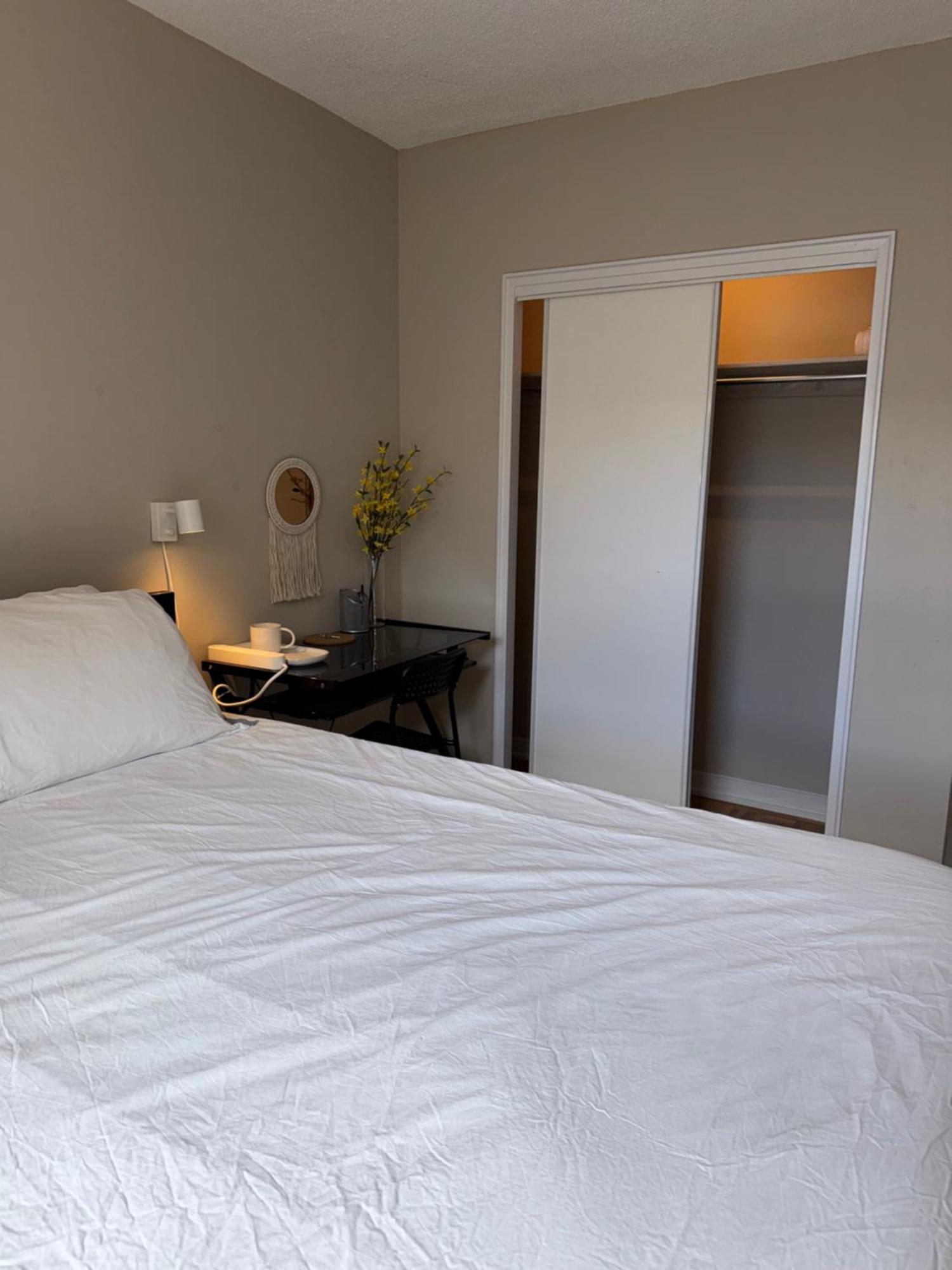 Private Queen In Downtown Toronto,15 Mins To Cn Tower, Steps To Subway