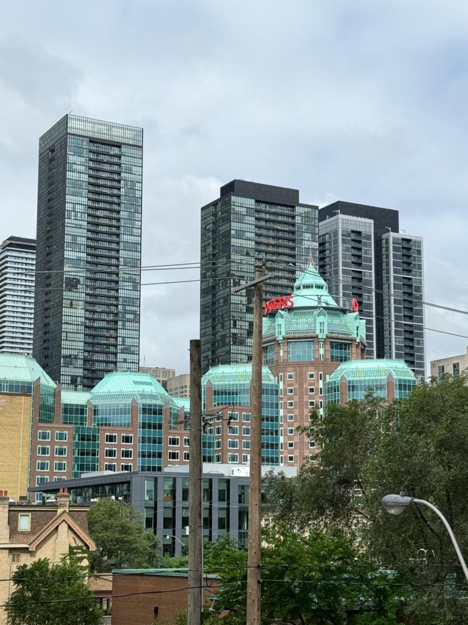 Homestay Private Queen In Downtown Toronto,15 Mins To Cn Tower, Steps To Subway Toronto