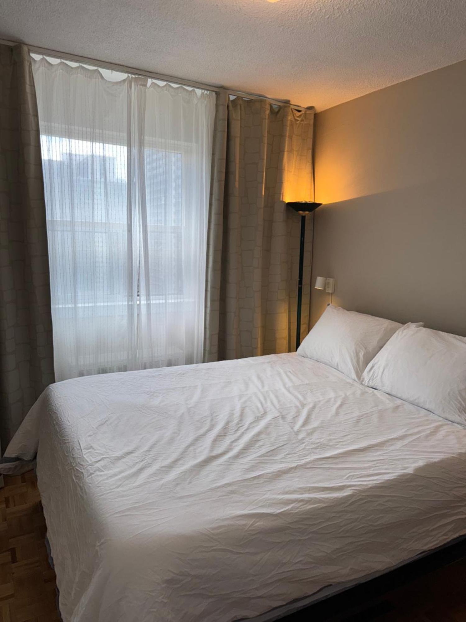 Private Queen In Downtown Toronto,15 Mins To Cn Tower, Steps To Subway