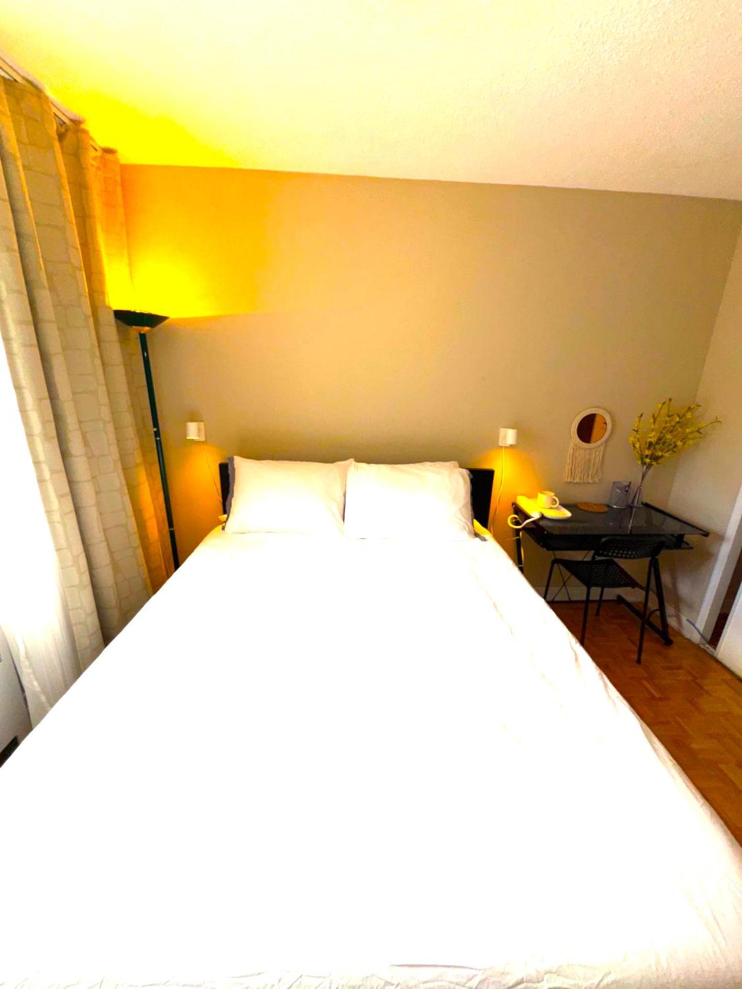 Private Queen In Downtown Toronto,15 Mins To Cn Tower, Steps To Subway Homestay
