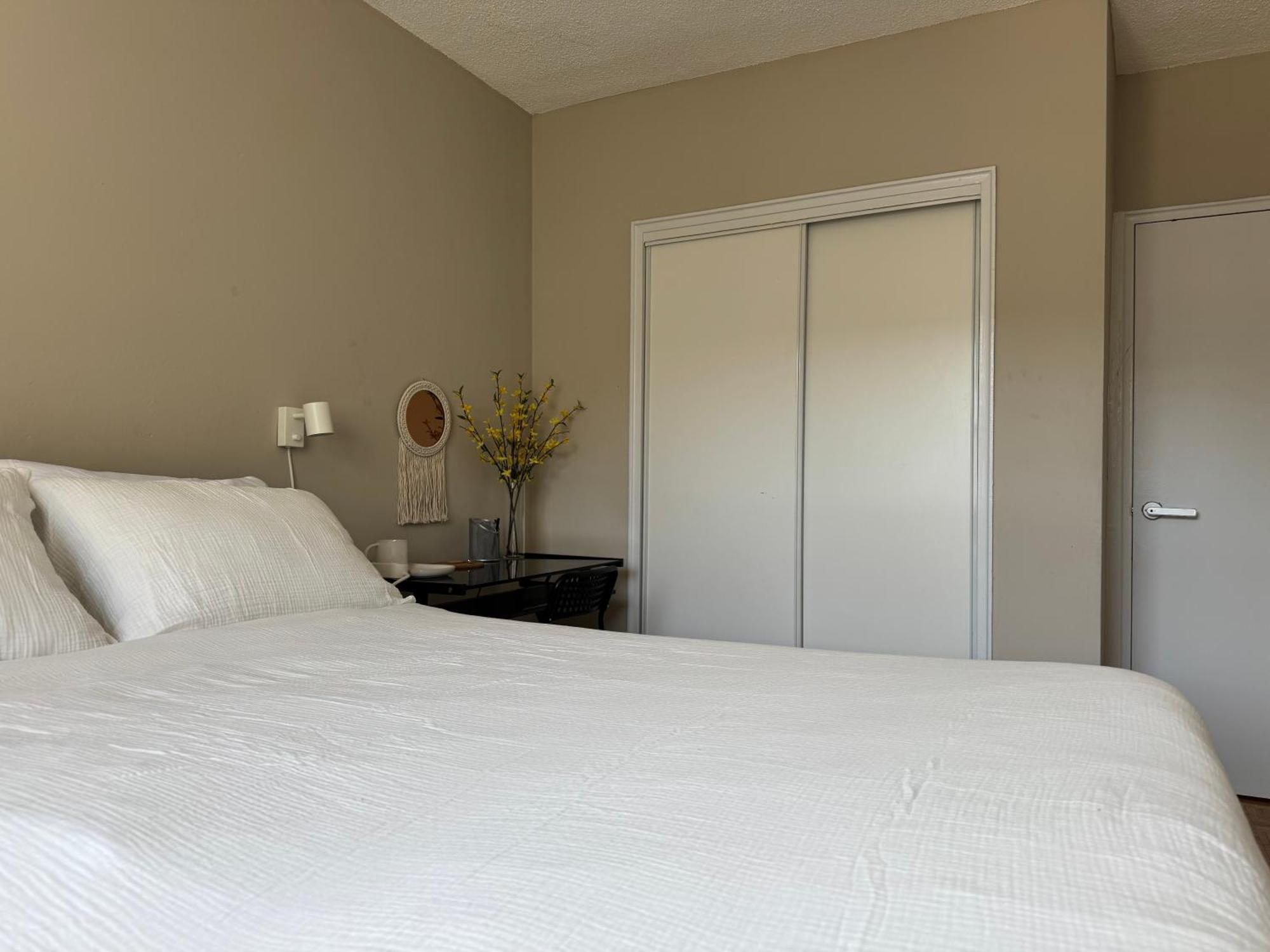 Private Queen In Downtown Toronto,15 Mins To Cn Tower, Steps To Subway Toronto