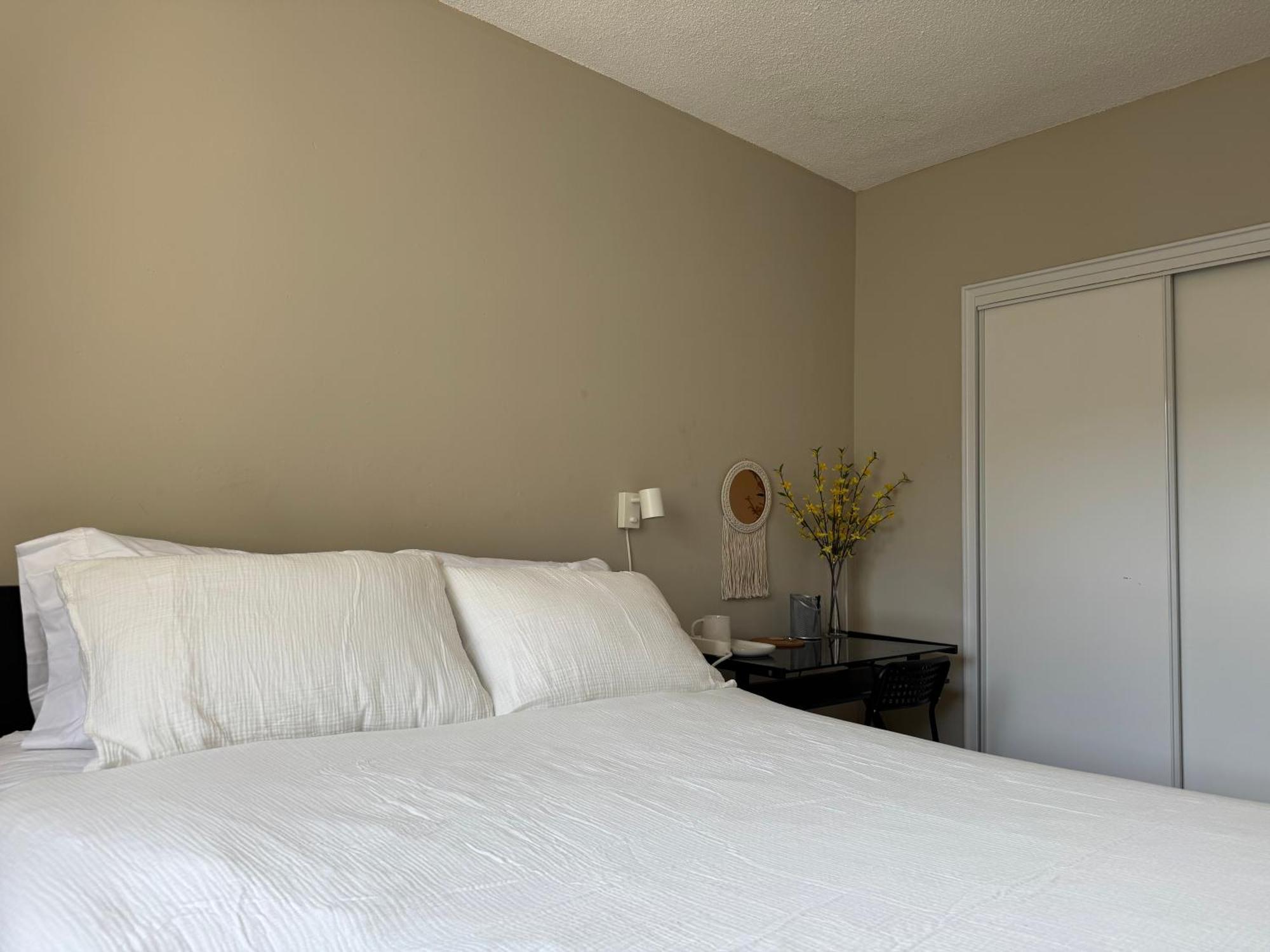 Private Queen In Downtown Toronto,15 Mins To Cn Tower, Steps To Subway * Toronto