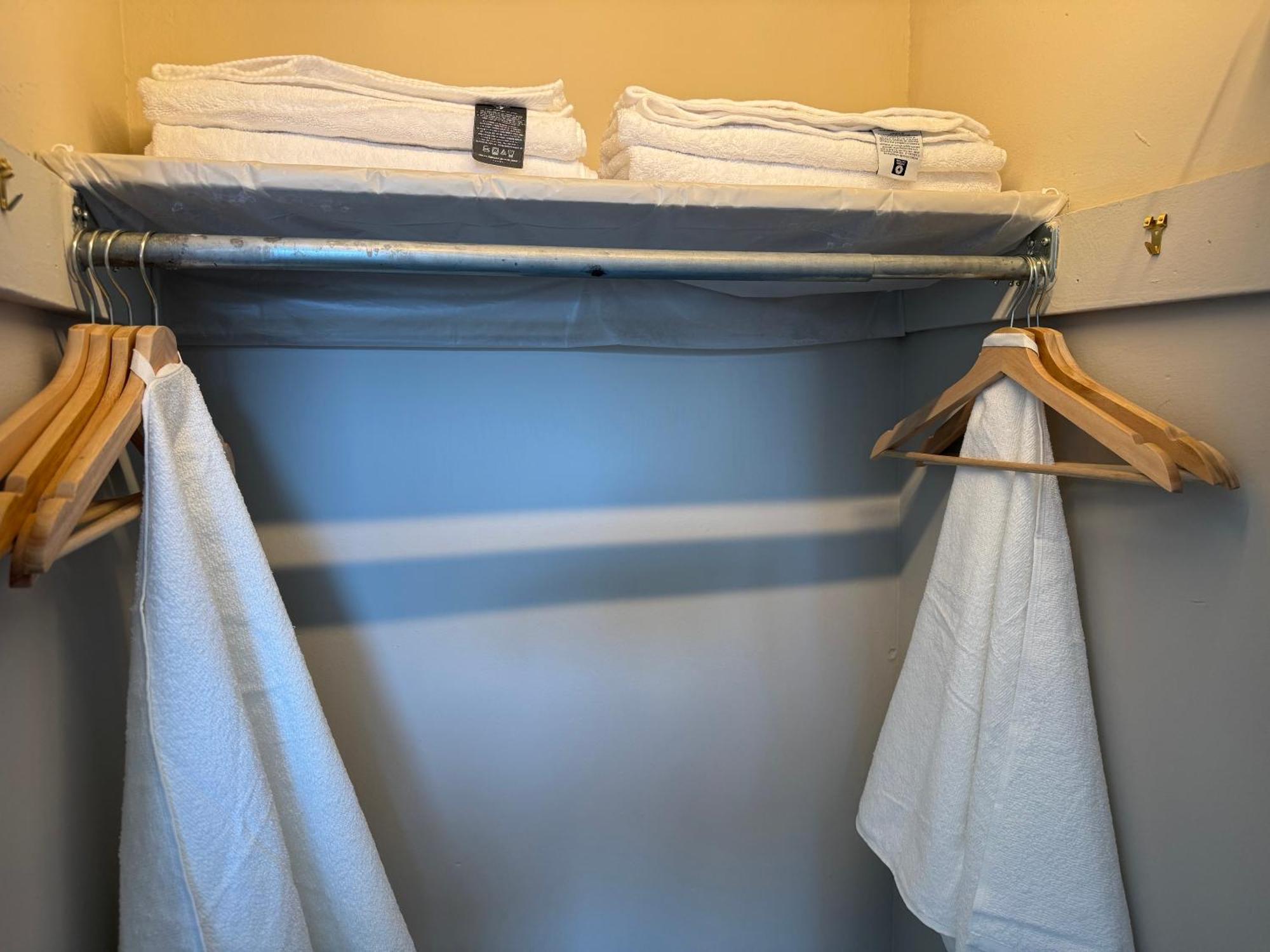 Private Queen In Downtown Toronto,15 Mins To Cn Tower, Steps To Subway *