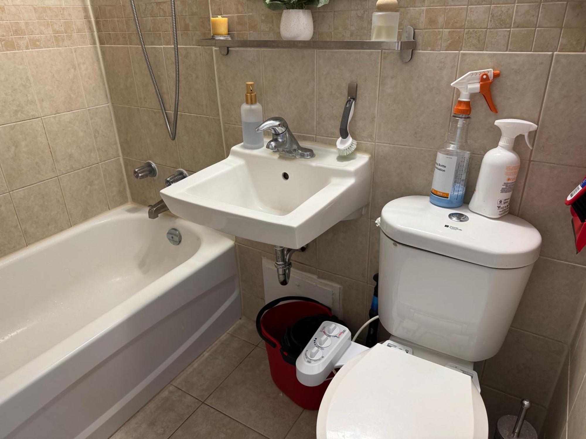 Private Queen In Downtown Toronto,15 Mins To Cn Tower, Steps To Subway * Toronto
